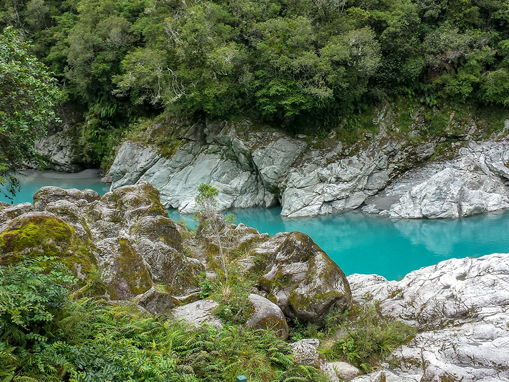 Turquoise coloured waters at the Hokitika Gorge walkway on West Coast cycle tour